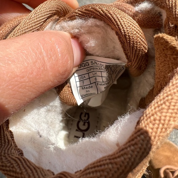 Uggs - Toddler Size 7 - Picture 11 of 11